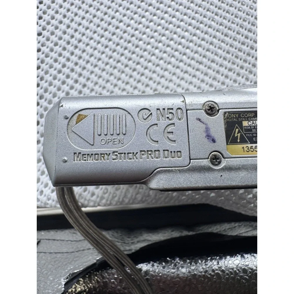 Sony Cyber-shot DSC-S700 7.2MP Digital Camera Silver Parts Repair Not Working